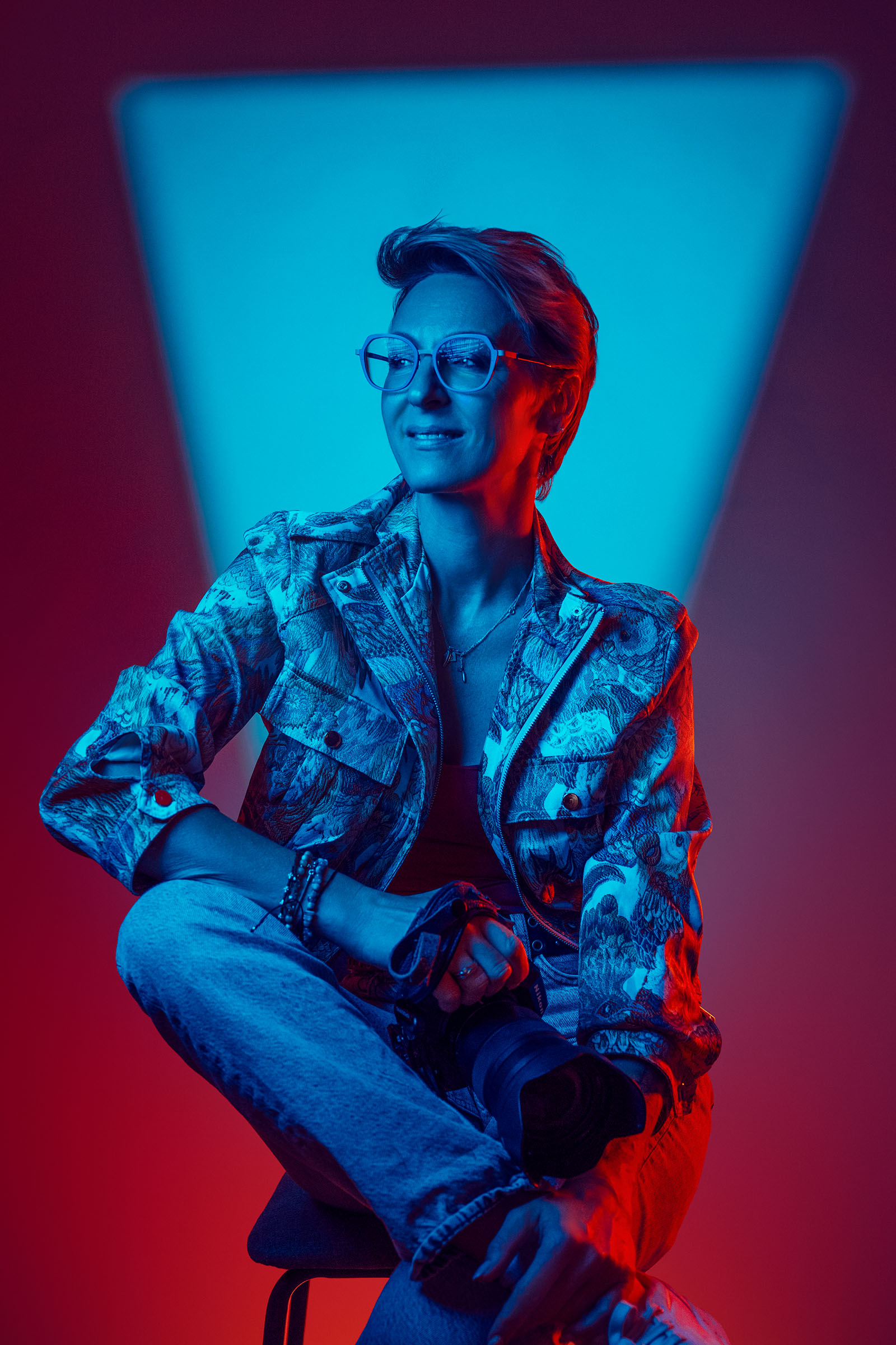Marta Ponsko prekursorka neonowej fotografii ciążowej w niebieskim świetle z aparatem fotograficznym