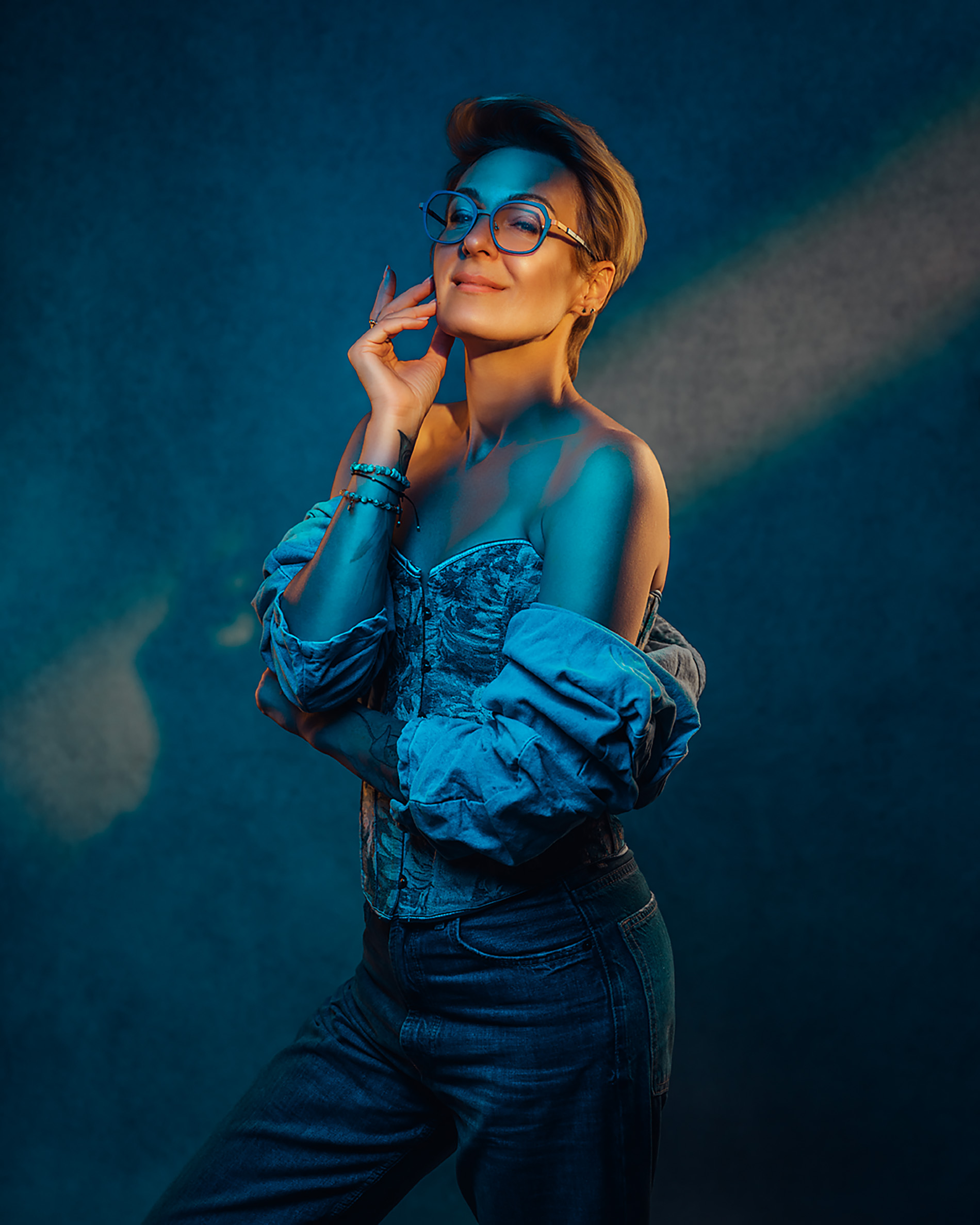 Marta Ponsko autoportret na niebieskim tle w swoim studio w Wilanowie