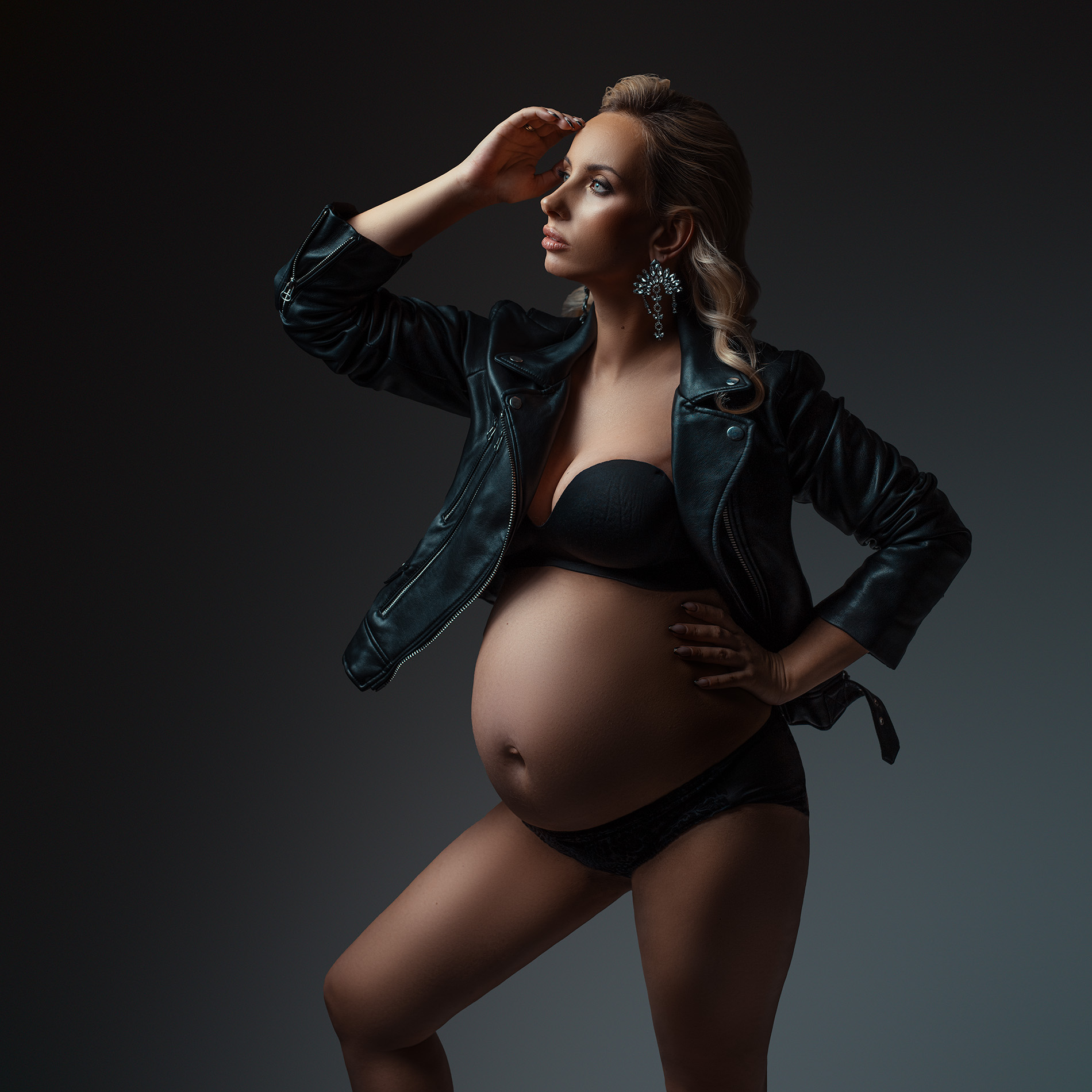 Sesja ciążowa w stylu fashion – kobieta w ciąży w skórzanej kurtce i dużych kolczykach, fotograf ciążowy Warszawa Marta Ponsko